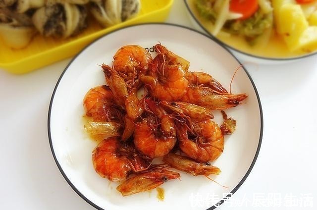 天冷了，三餐都要认真做，晒下我家的晚餐，两口人的餐桌，温暖！