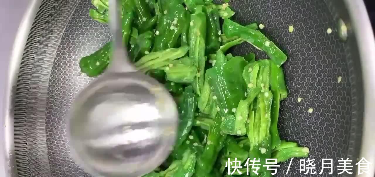 家常版辣椒炒肉,辣椒香辣脆爽,肉片肥而不腻,既解馋又美味