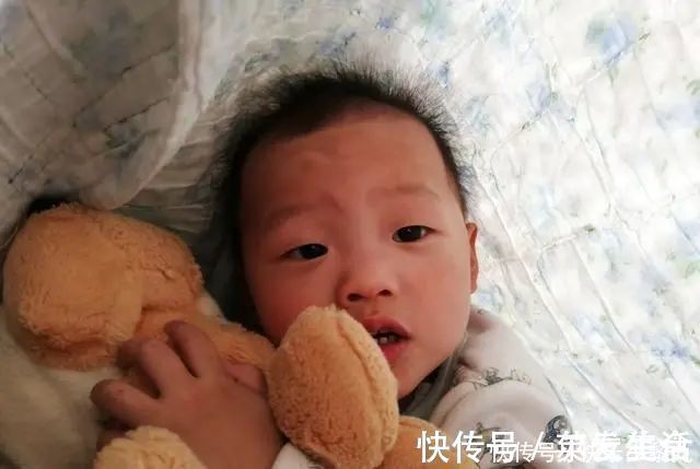 满床|宝宝睡觉总“满床滚”,可能带娃方式不太对,3个问题家长要上心