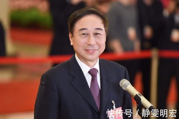 徐静蕾#冯巩书法得到了专家的认可，字迹洒脱，行云流水，颠覆你的审美