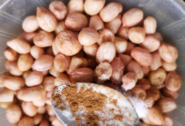 在家做五香花生米,不用微波炉不用烤箱,花生咸香酥脆,还解馋