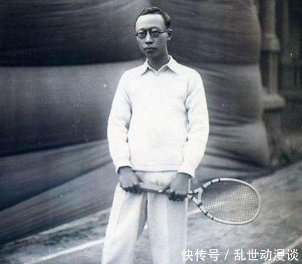 穿着|清末老照片:图一是清朝的乡绅大户,图二是穿着白衬衫的末代皇帝