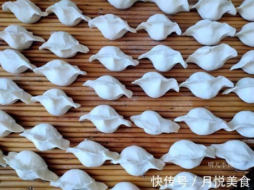 冬天吃饺子,这馅最经典,皮薄馅大汤汁四溢,咬一口鲜香美味