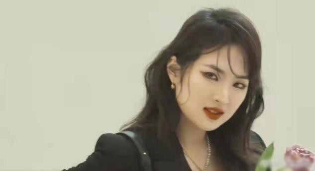 姚安娜被化妆师吐槽肥厚，化浓妆大饼脸违和，扮相成熟哪像90后