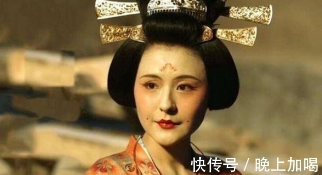 女性!古代女子用胭脂伪造酒窝,外国女性则用酒窝制造器,美丽不分国界