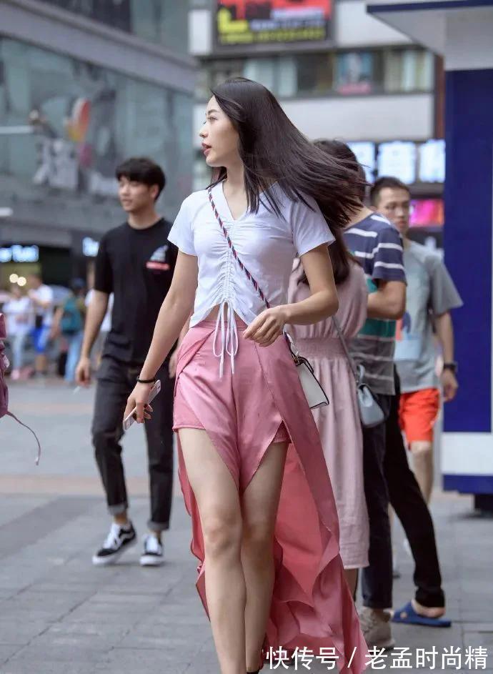 时尚 街拍:时尚潮流女装,穿搭红色裙子的女子,潇洒的走太漂亮了