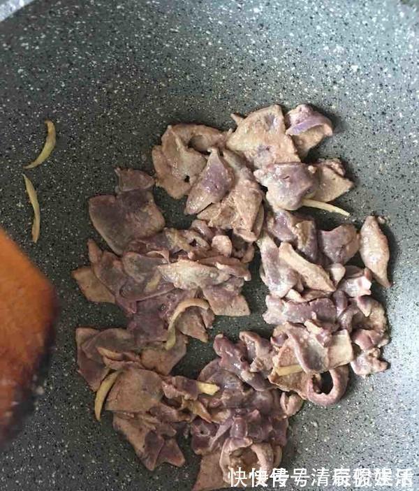 喝酒|最伤害肝的,不是吃药喝酒,是最不起眼的是这件事,大多人每天做