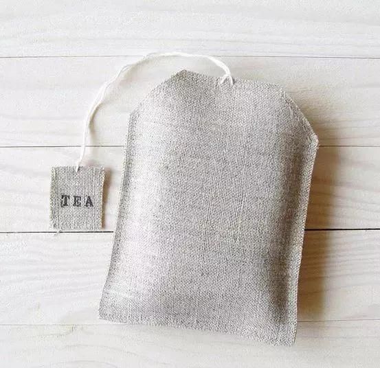 衣袖|旧枕套剪一个小孔，放在衣柜里，功能太强大了!