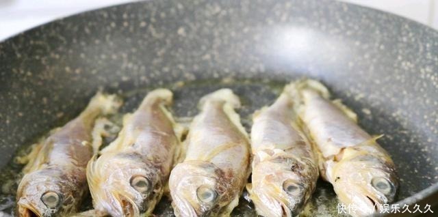 煎黄花鱼的时候,多加1步,煎好的黄花鱼外酥里嫩不易碎