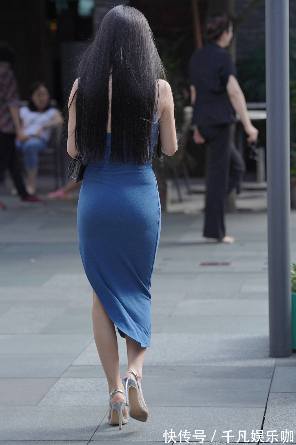清凉 夏季清凉的吊带裙,修身的版型高开叉的设计,穿着优雅又时尚