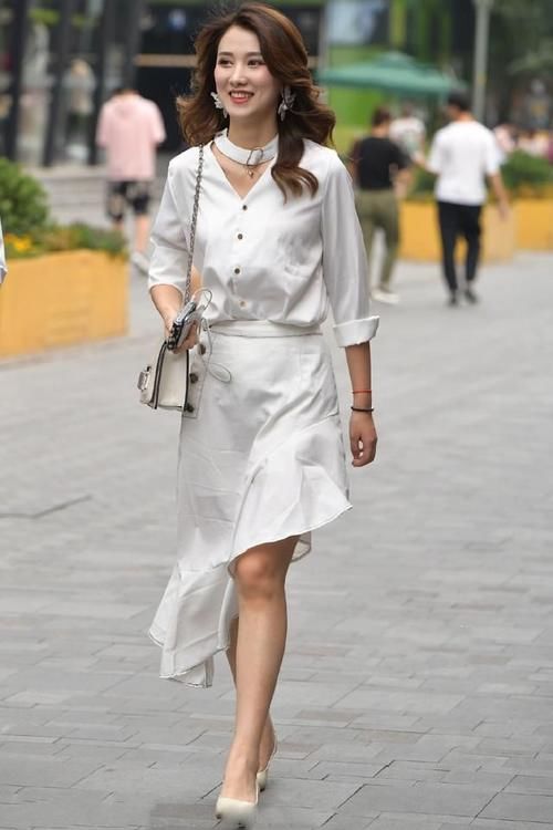 路人街拍，跟闺蜜一起穿上一条美美的裙子，秀出大长腿