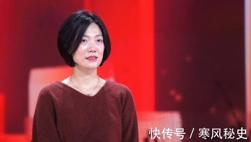 她曾经是《星光大道》的冠军，登上过央视春晚，现在街头卖唱生活