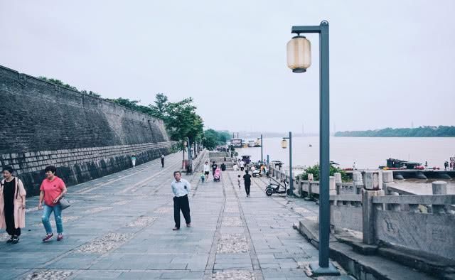 在我国最“怪异”的桥，飘浮在江面上800很多年，现如今仍然行得通人