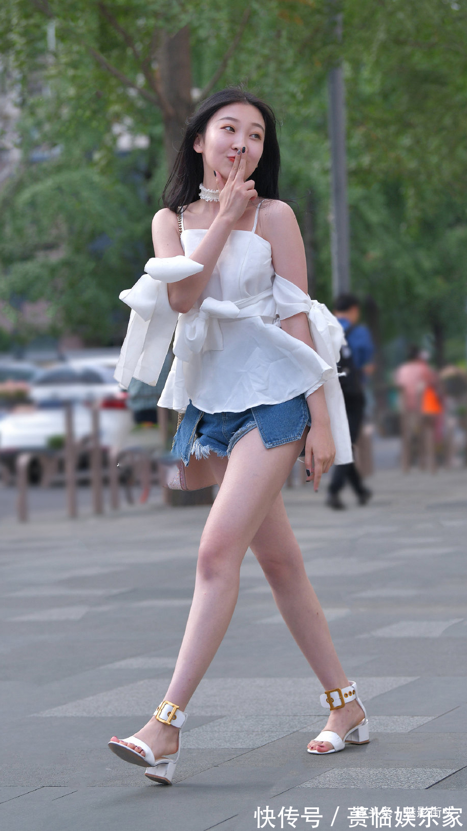 高跟凉鞋 白色吊带上衣加蓝色牛仔短裤,搭配白色高跟凉鞋,穿出青春和俏皮