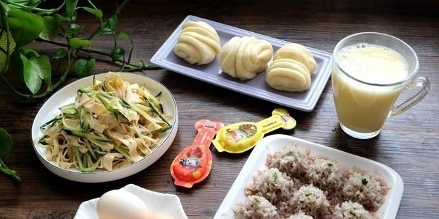 晒一晒多妈家的早餐，四口人的家常菜，有人说：可以开个早餐店了