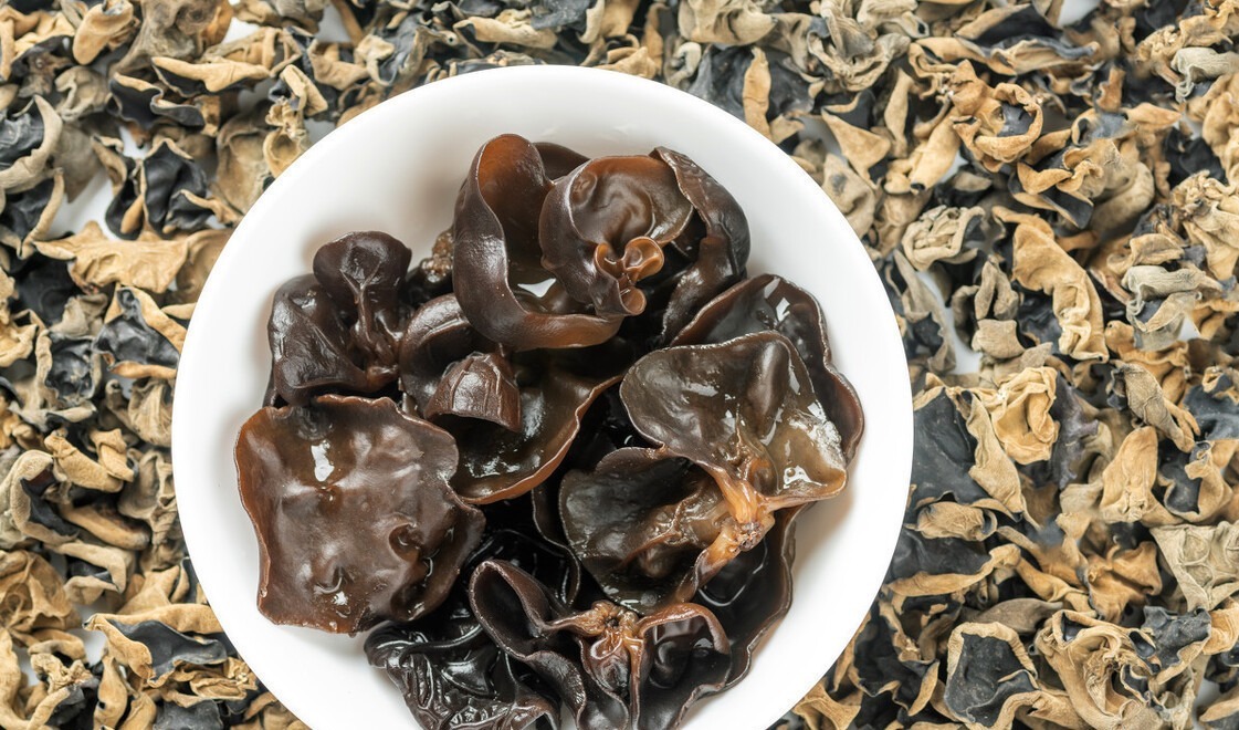 木耳切记不要直接泡,教你一招,虫卵全跑掉,10分钟泡得又大又软