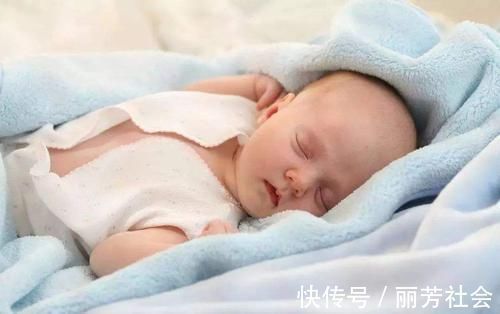 宝妈|宝宝抱着睡的香,一放下就哭,睡一会就醒?因为没做对几件事