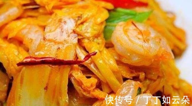 韩式风味的辣白菜烩大虾,搭配菌菇一起炒,鲜香营养,家人都爱吃!