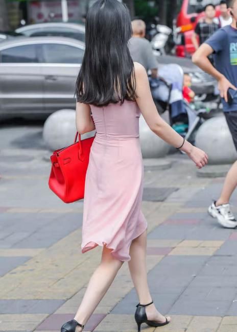 粉色吊带裙+一字小高跟，简单大方又不失时髦，独特气质一览无余