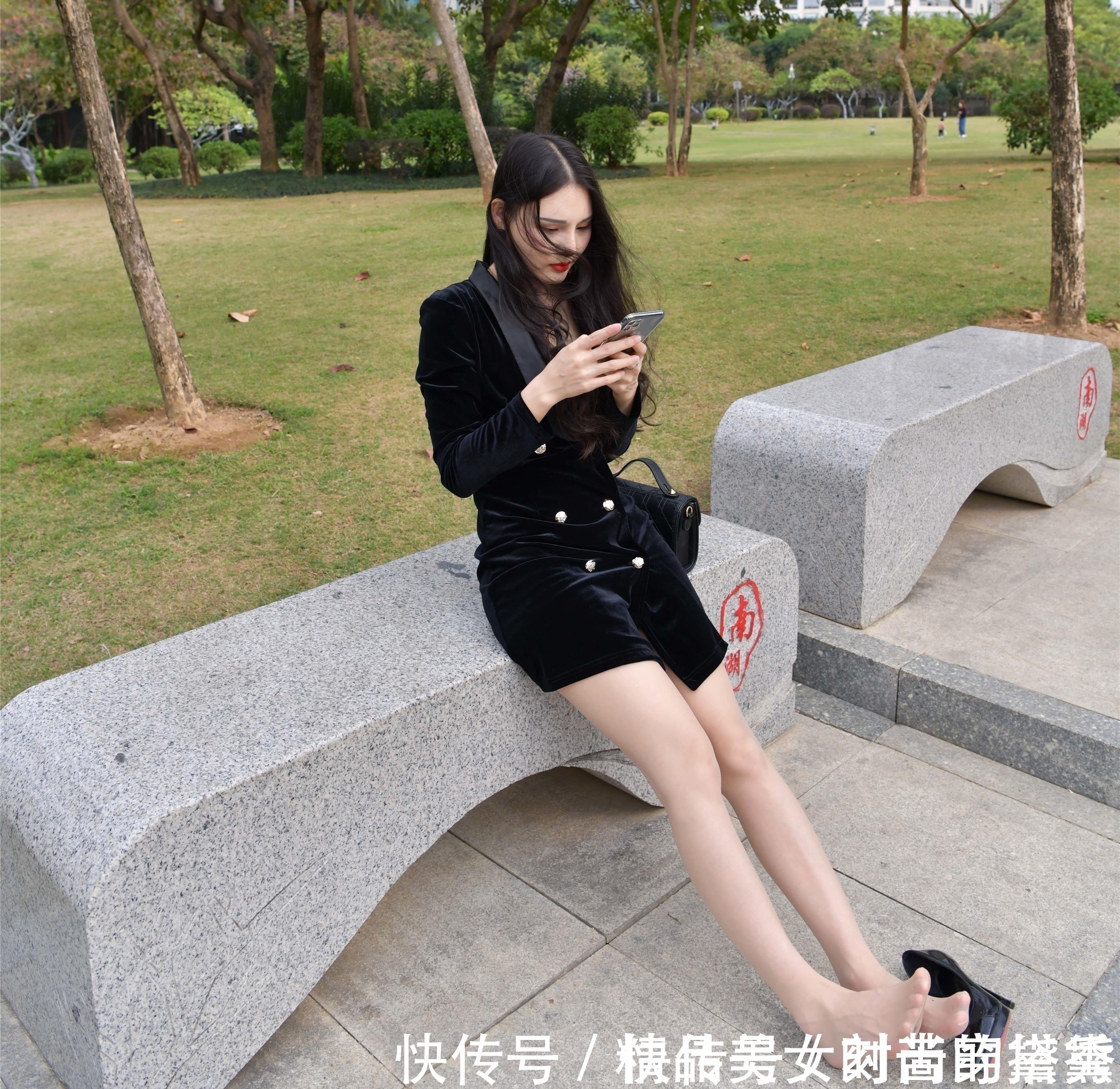 连衣裙 金丝绒黑色连衣裙搭配黑色高跟鞋,优雅范十足