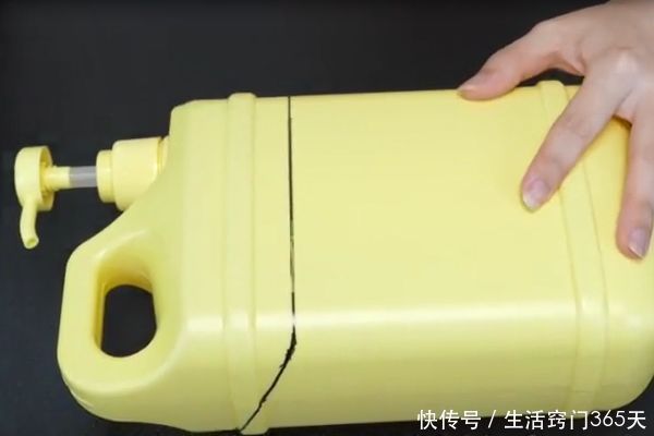 卫生间|洗洁精瓶是个“宝”,剪几刀放在卫生间,全家人都要抢着用!