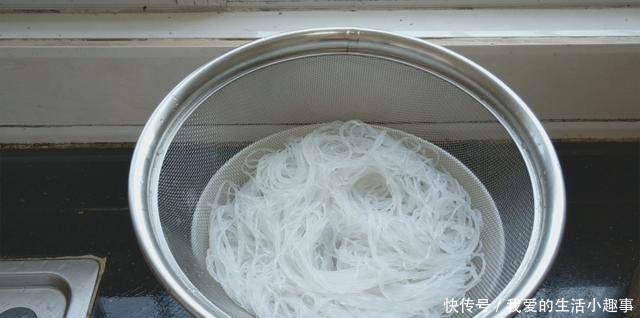 白菜加油豆腐,盖子一盖,既可当菜又可当饭,味美解馋,越吃越香