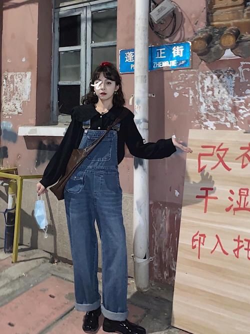 背带裤怎么穿才好看？这3种时髦又减龄的搭配法则，值得借鉴