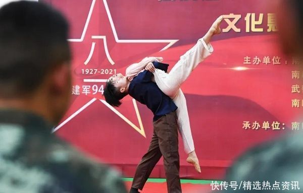 南明区举行文化惠民进军营演出活动