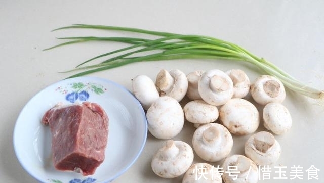 小葱|牛肉炒哪种蘑菇好?试试双孢菇,尤其适合冬天给小孩吃