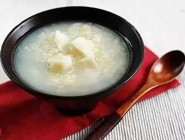 眼皮|一觉醒来眼皮肿了,是身体哪个地方出了问题?