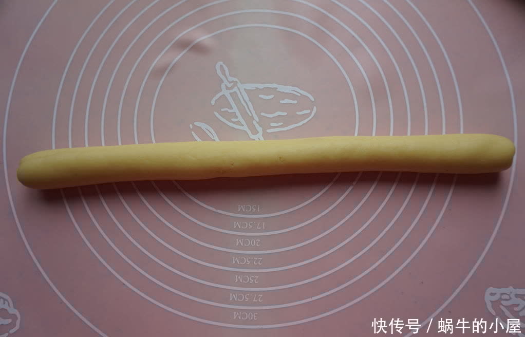 这款小零食香酥可口，做法简单，家里可以多备点，孩子很喜欢吃