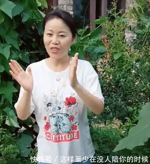 休闲装|41岁草帽姐升级当奶奶,穿T恤配短发看着挺精神,不打扮也没土味