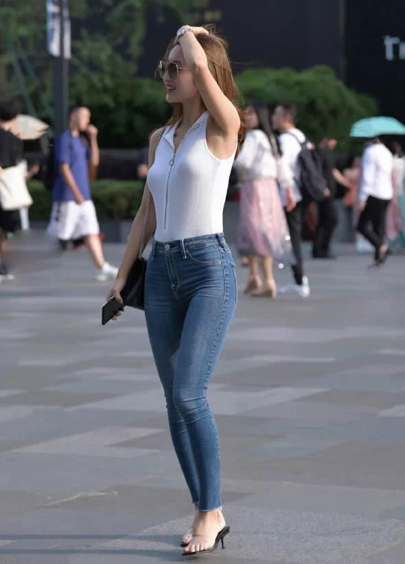 白色上衣|街拍美女：一位穿牛仔裤的长腿小姐姐，一件白色上衣亮了，好美啊