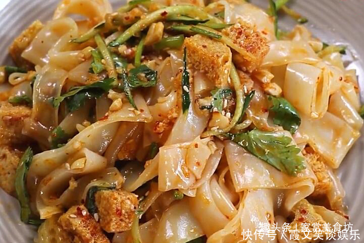  大错特错|做凉皮时，直接蒸是大错特错，多加这一步，凉皮筋道透明不开裂