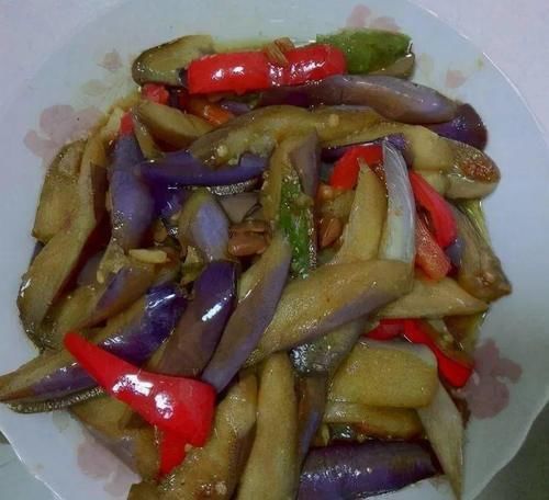 炒茄子时，只泡水是不行的，多加“这一步”，口感好还不油腻