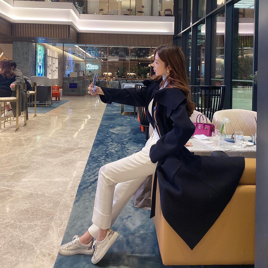 美女|美女无惧气温低, 时尚大气长大衣, 完美穿搭身上披