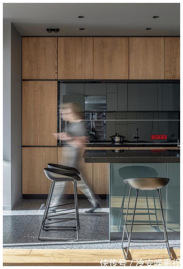 灰衣柜|250㎡，一家五口的梦幻游乐园，极简与色彩的完美碰撞！