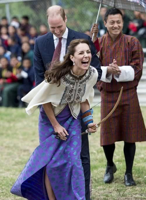 凯特入乡随俗，穿不丹传统服饰优雅大气，一旁的不丹王后反显拘谨