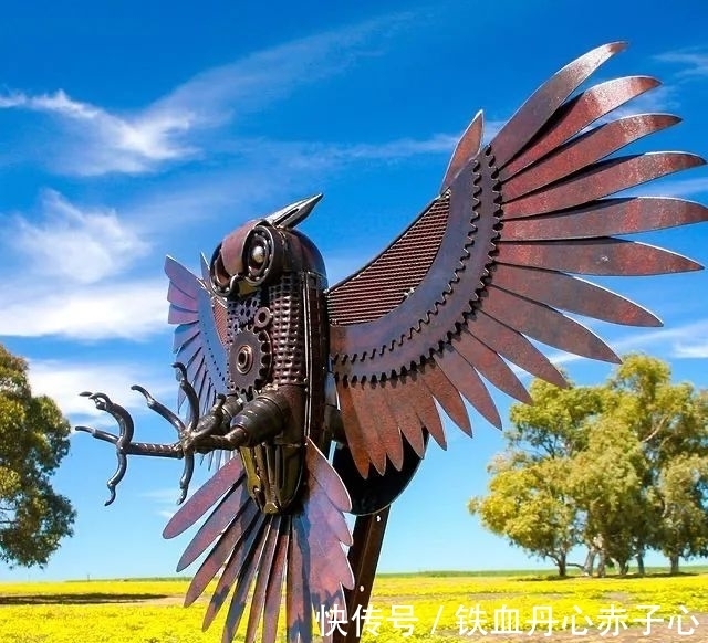 朋克感&草根艺术家用260个小时,打造废品雕塑,机械朋克感十足