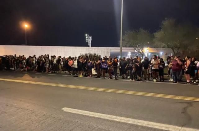 卡明斯基|疯狂！太阳球迷午夜热情接机，却留下巨大隐患，保罗悲剧恐重演