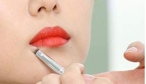 女生涂口红时，千万别有这3个习惯，不然再贵的口红都掉色沾杯