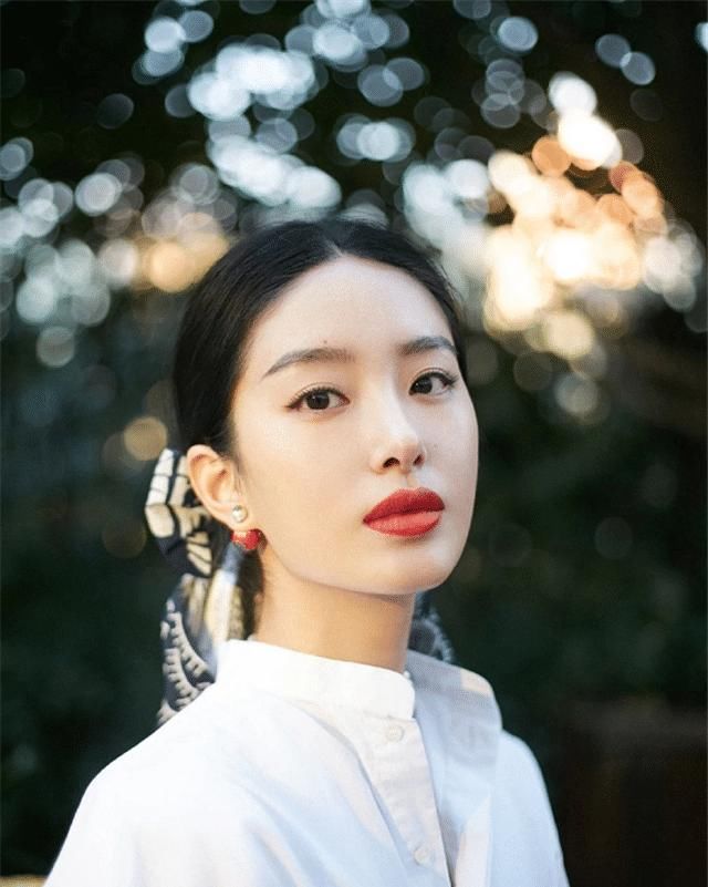 别再扎马尾了，太伤发际线！今年流行这5种扎法，时髦减龄显脸小