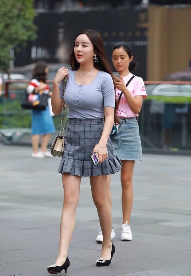T恤衫|街拍美女小姐姐怎么穿才好看,紧身T恤衫来衬托,优雅大方