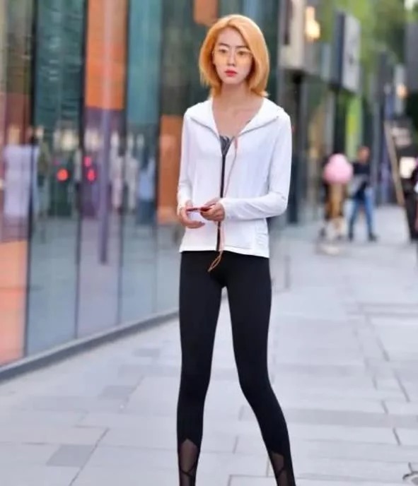 美女|美女背心搭配白色热裤,帅气大方也很显腿长,轻松穿出淑女范