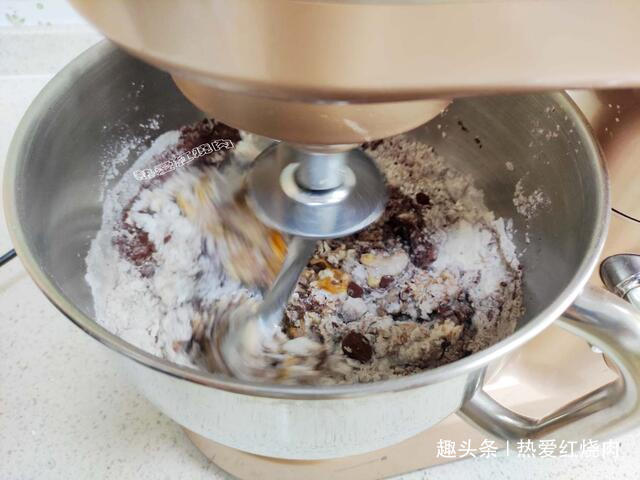 辫子面包容易断筋，自打用了这办法，每次做都成功而且拉丝效果好