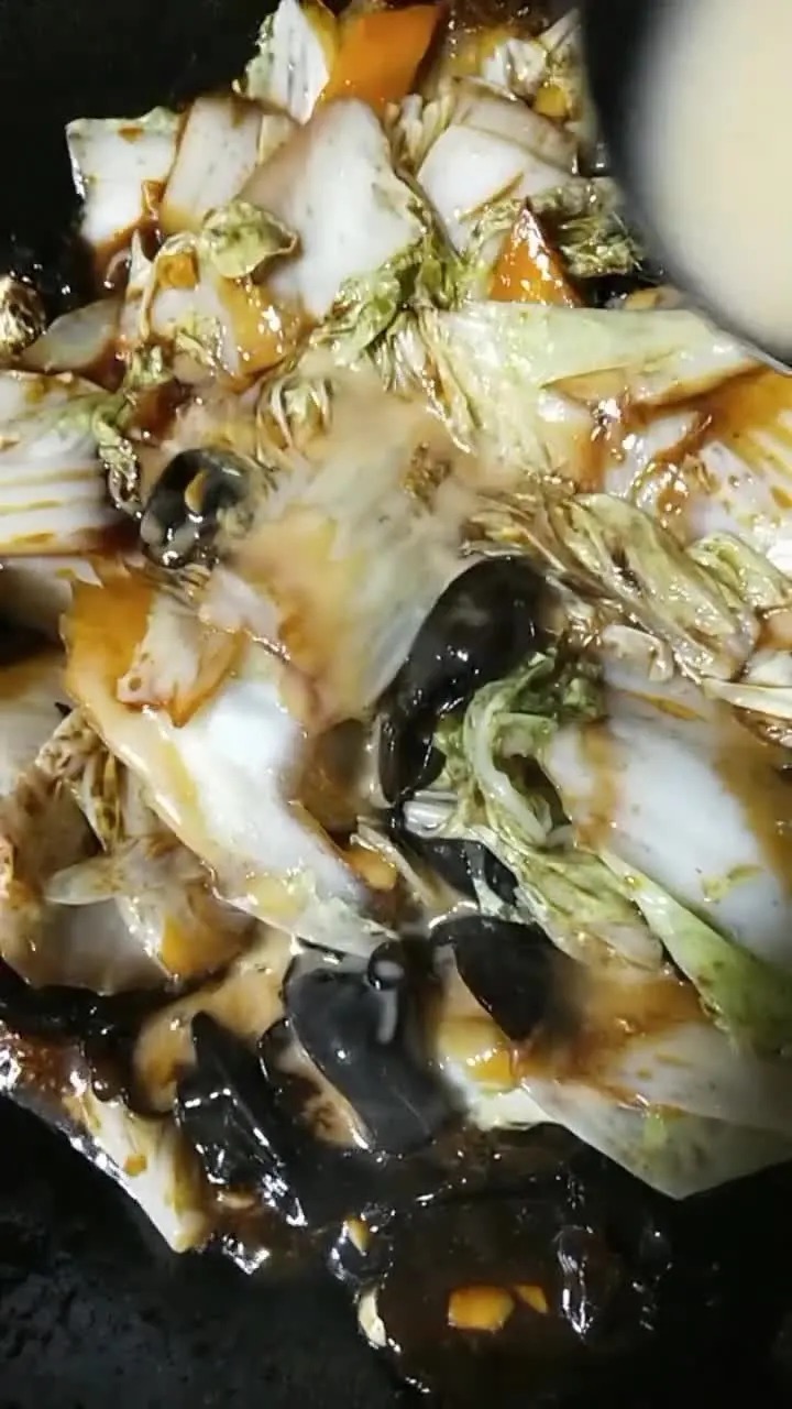 香醋溜白菜+木耳,用腌酸菜剩下的白菜帮,一个小技巧白菜不出水