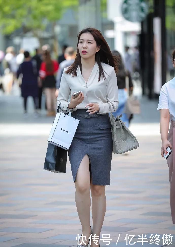 美女脚上搭配上一双黑色的尖头高跟鞋,走起路来显得稳重了一些