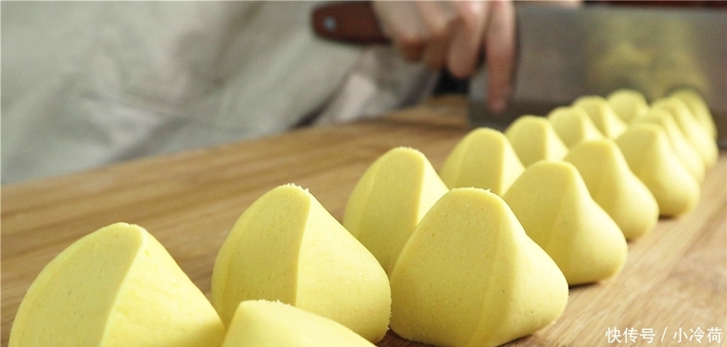 用玉米面做的早餐,咬一口暄软蓬松,做一次3天不起早,太香了