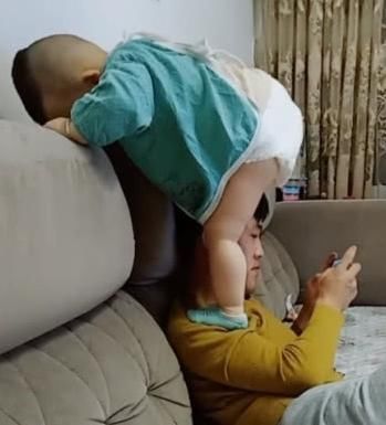 爸爸|宝宝见爸爸打游戏,随后熊孩子的反应,网友:穿纸尿裤的惹不起