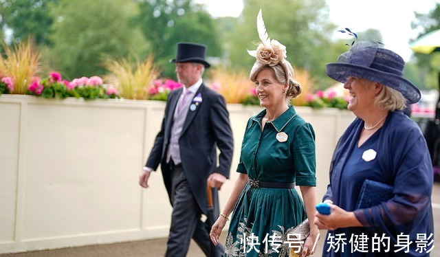 梅根 凯特小婶继续闪耀赛马会,一袭绿色印花裙穿出高级美,成时尚新秀!